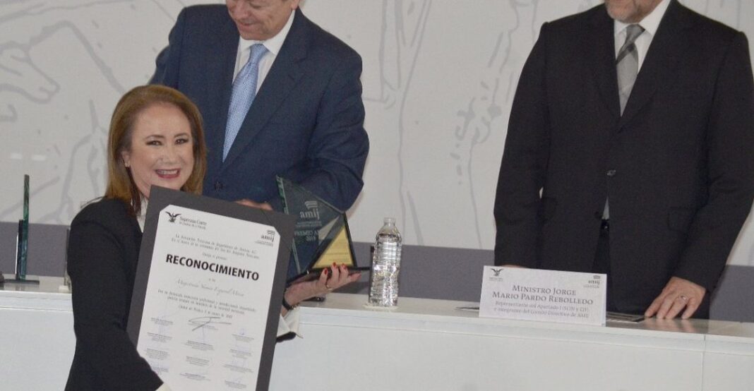 Yasmín Esquivel si plagió su tesis, pero no se le puede retirar el título: UNAM