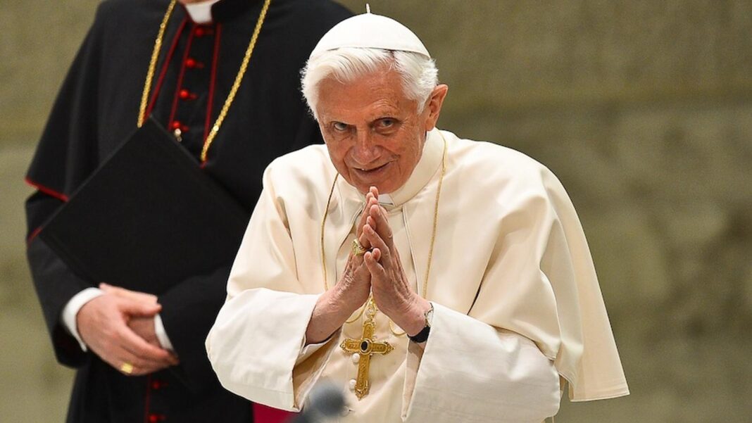 El Papa pide rezar por su predecesor, Benedicto XVI: “Está muy enfermo”