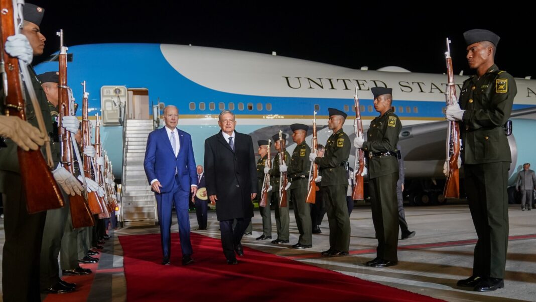 Llega Biden a México, AMLO lo acompaña a su hotel en Polanco