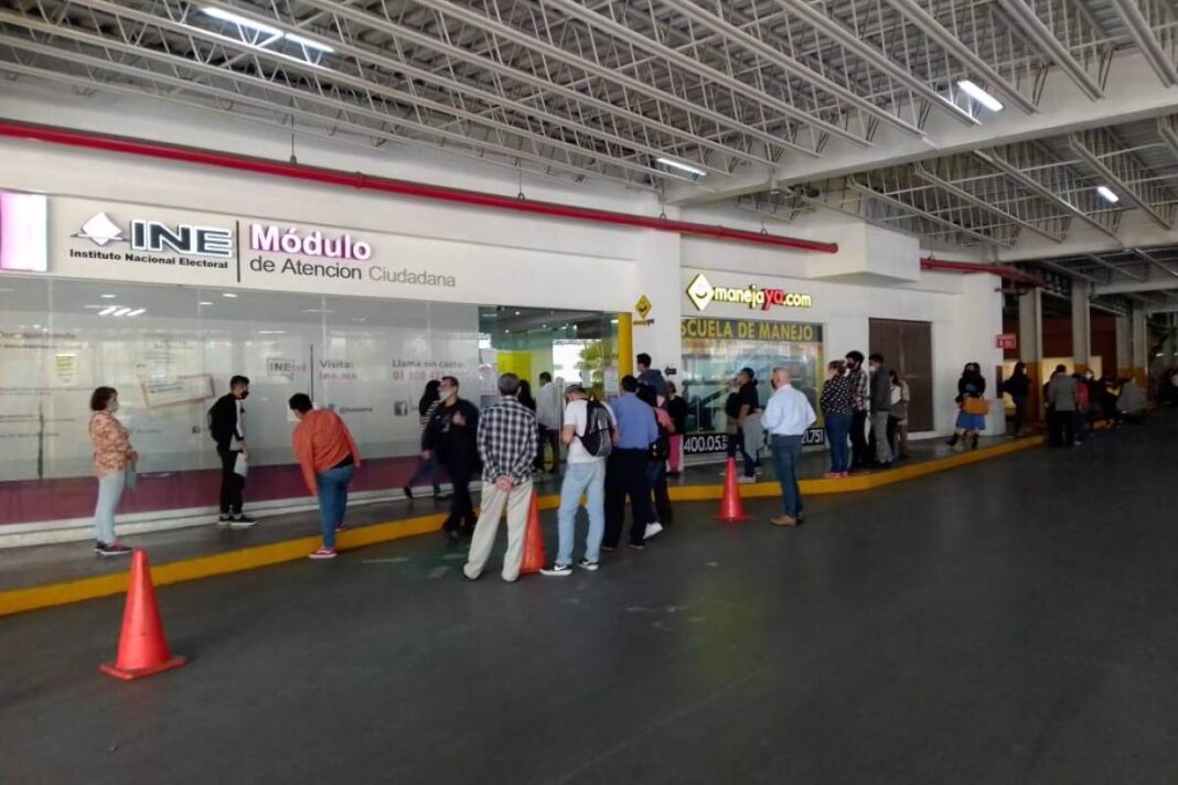 Abarrotan módulos del INE en Nuevo León