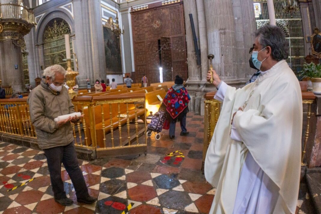 Iglesia: La vacuna antiCOVID en adultos mayores es vida