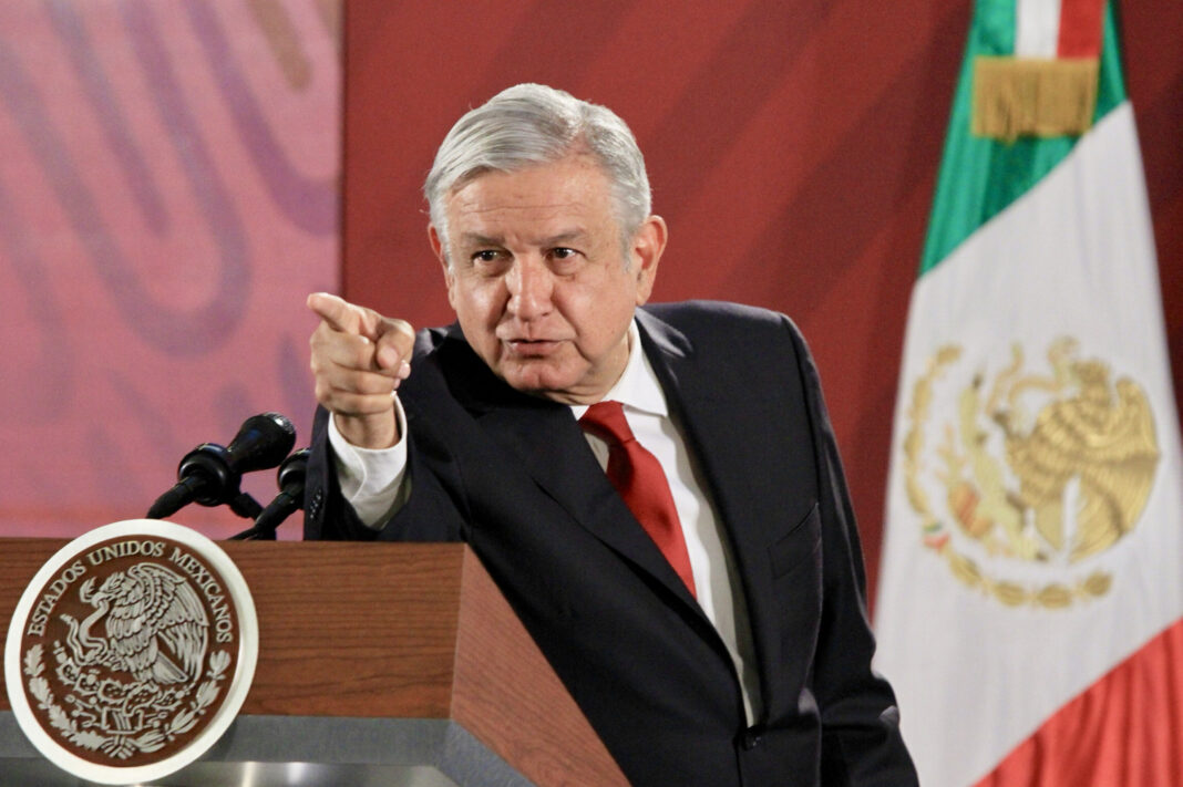 Convoca López Obrador a combatir al INE de manera pacífica