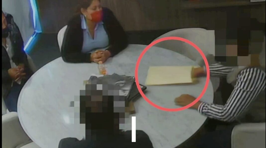 Evidencian en video a Carmina Regalado, candidata a la alcaldía de Bahía de Banderas, recibiendo dinero de dudoso origen