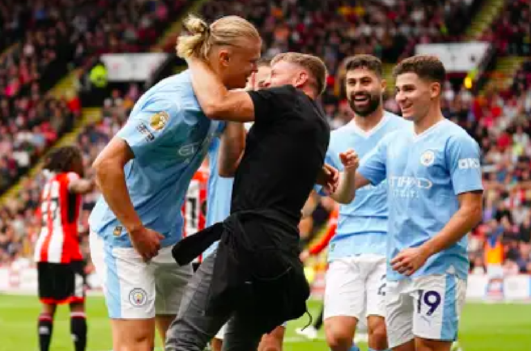 Haaland  anota y fanático festeja su gol ante el Sheffield United, M City gana el juego