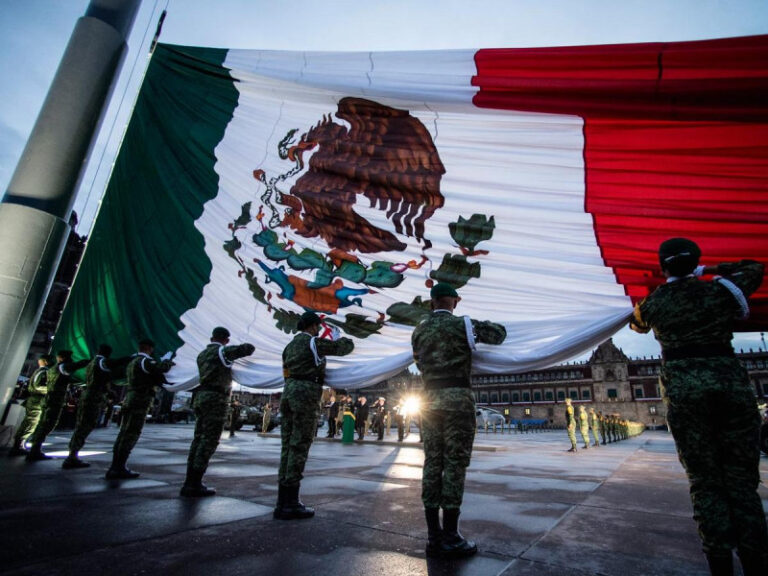 Izan bandera en el Zócalo y realizan simulacro por sismos de 1985 y 2017