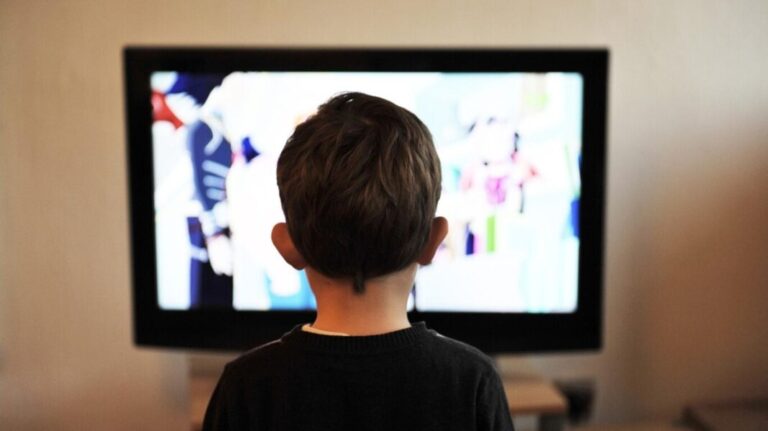 ¿Qué les hace a los niños pasar tiempo frente a la pantalla?