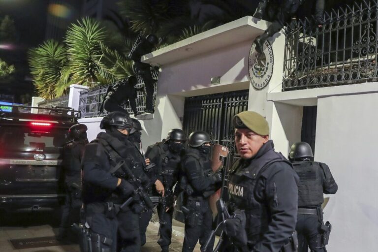 La OEA condenó la irrupción de la policía de Ecuador en la embajada de México y llamó a los países a iniciar un diálogo