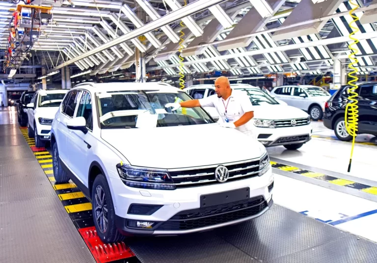 Entran en paro técnico unos mil trabajadores de VW Puebla