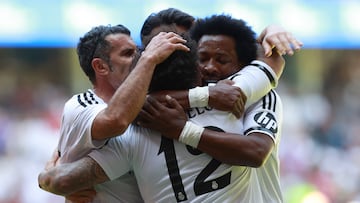 Empatan Real Madrid y Barcelona en duelo de leyendas realizado en México