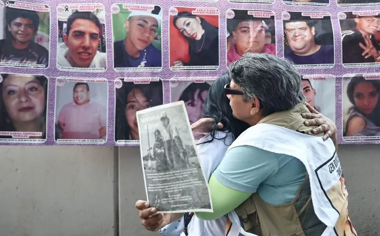 Pegan en calles de la CDMX fichas de personas desaparecidas en protesta por desatención