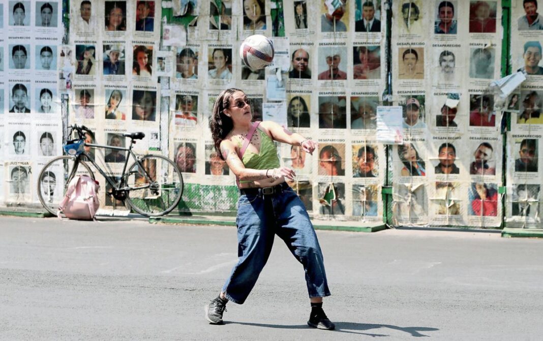 Con “cascarita”, activistas buscan visilibilizar fenómeno de desapariciones en México