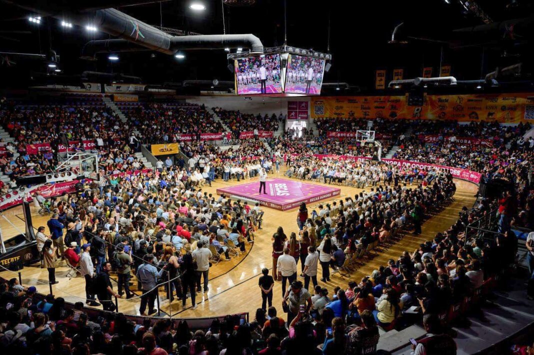 Entregan en Sonora más de 4 mil becas a estudiantes de primaria