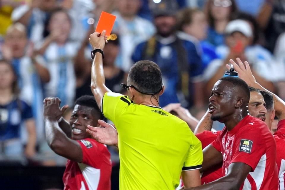La IFAB admite que la expulsión de Embolo ante Argentina fue un error arbitral