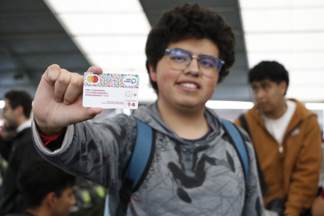 Beca a universitarios chilangos para transporte llega a 100 mil beneficiarios