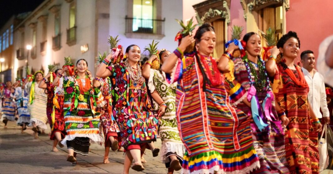 Algarabía, música y danza inundan las calles de Oaxaca durante la primera Calenda de las Culturas