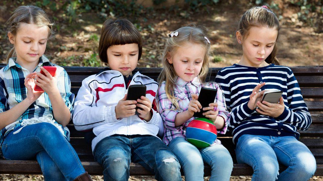 Va gobierno federal por eliminar celulares en el recreo / Por Diana Domínguez