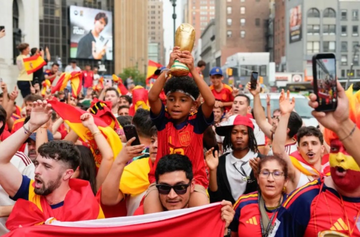 La hinchada española celebra por todo lo alto la victoria de ‘La roja’ en Nueva York