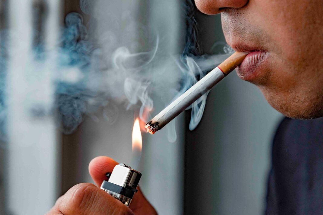 Dejar de fumar, aunque sea tarde, implica menos riesgo de demencia