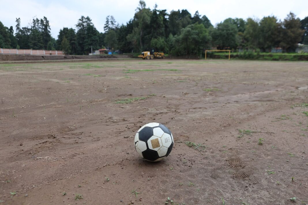 Acondiciona EdoMéx ocho canchas de fútbol en zonas rurales con maquinaria especializada