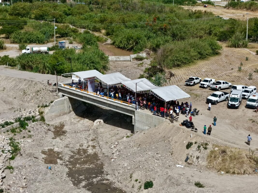 Inauguran en Oaxaca puente vehicular en Mitla que mejora el desplazamiento de la población