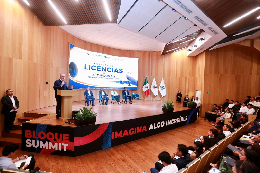 Entregan en Querétaro licencias a técnicos aeronáuticos