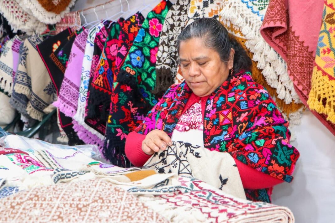 Textiles y bordados de Hueyapan se reconocen como Patrimonio Cultural Intangible de Puebla