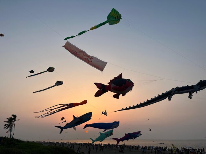Papalotes gigantes llenan de color el cielo de Coatzacoalcos en el Festival del Mar