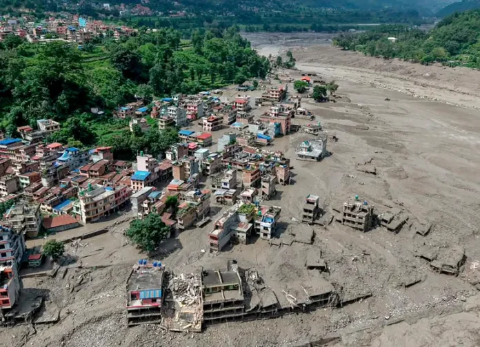 Nepal y China alertan de nuevos riesgos de aluviones por amenaza de desbordamiento de varios lagos