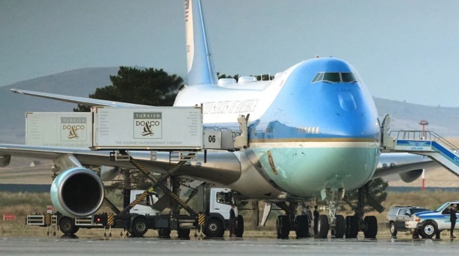 Trump desata polémica al usar como señuelo un avión con periodistas ante una amenaza iraní