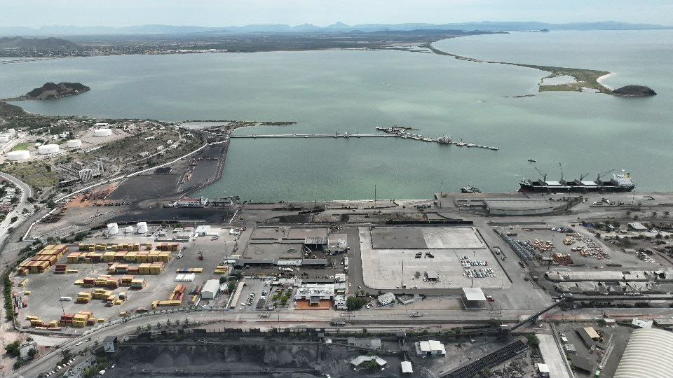 Puerto de Guaymas potencia su capacidad logística con llegada de grúas especializadas