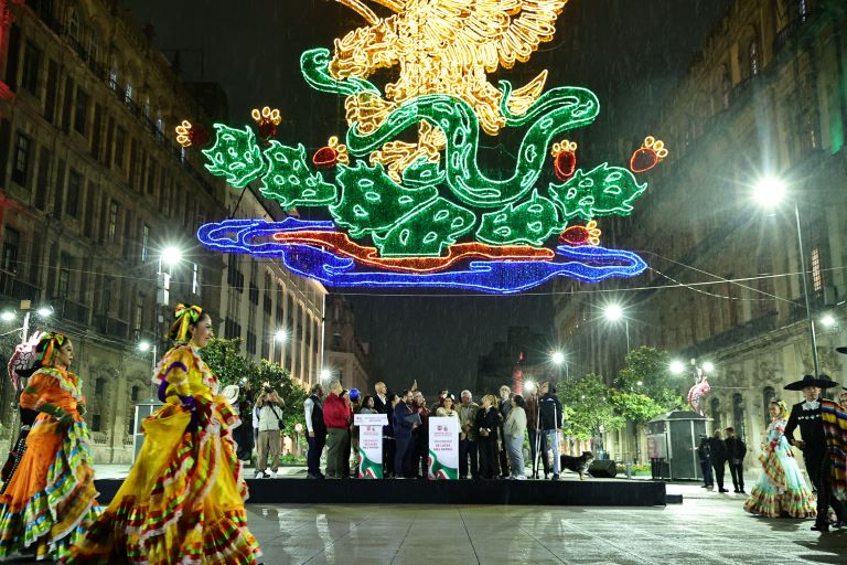 Encienden alumbrado decorativo en el Zócalo de la CDMX: Un homenaje a las mujeres que hacen patria