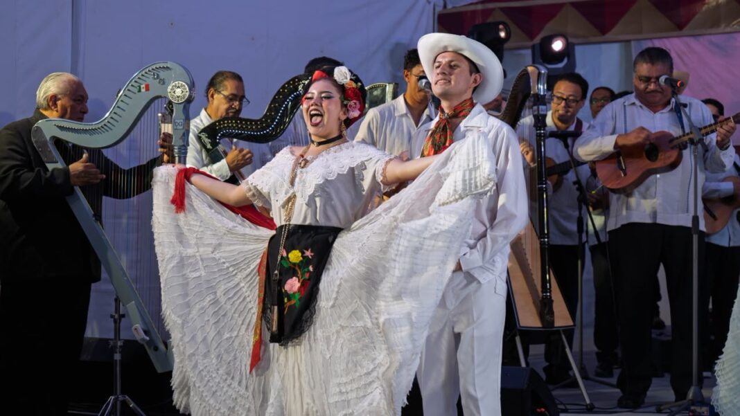 Raíces de Veracruz, con amor a Xalapa, llenó de tradición y talento el jueves musical