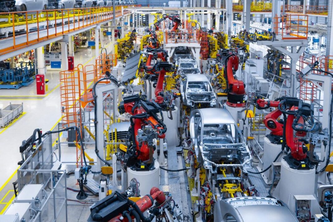 Avanza a marcha forzada industria automotriz en México / Por Diana Domínguez Galván