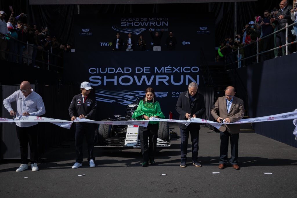 Ralizan exhibición de Fórmula 1 en Paseo de la Reforma