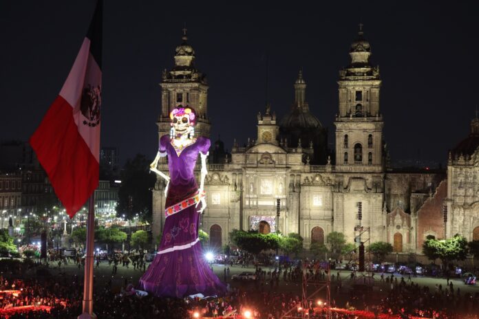 Inauguran en el Zócalo de la CDMX Ofrenda Monumental con La Catrina Más Alta del Mundo