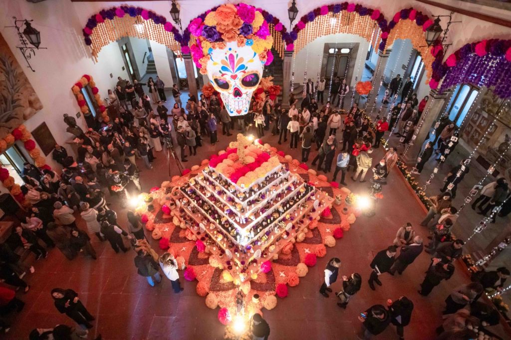 Inauguran altar de muertos Dulces Recuerdos en Palacio de la Corregidora