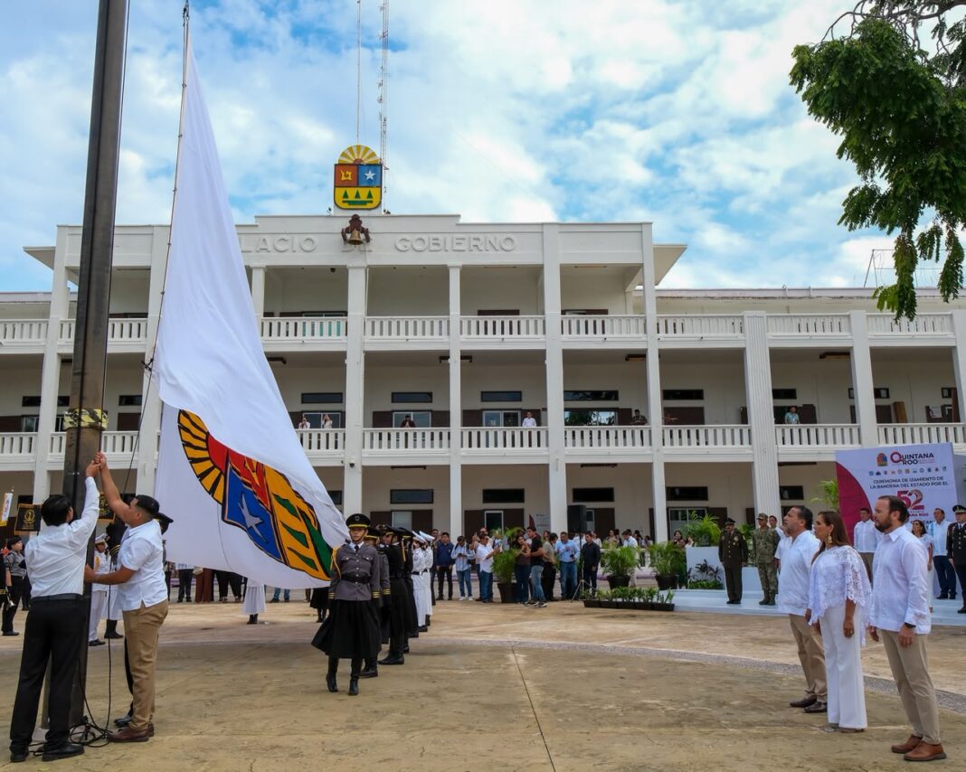 Izan bandera para celebrar el 52 aniversario de Quintana Roo como Estado Libre y Soberano