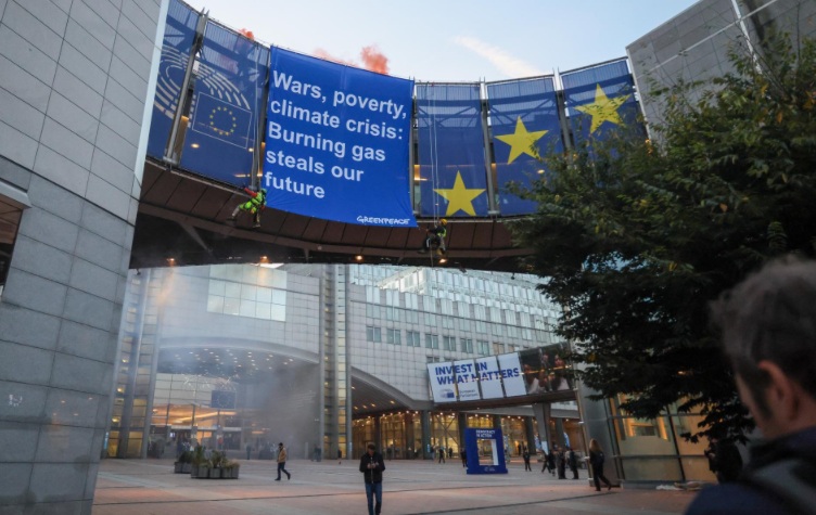 Greenpeace cuelga una pancarta gigante en la Eurocámara contra el aumento de precios de la energía