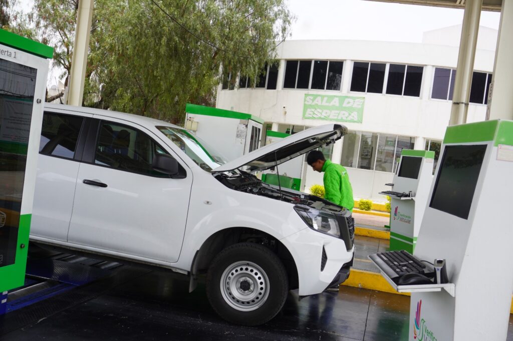 ¡Atención automovilistas con engomado rojo! Amplían en el EdoMex horario de centros de verificación el 31 de octubre